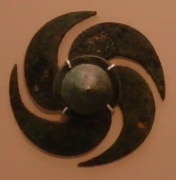 Bronze shield ornaments, four-point spiral swastika